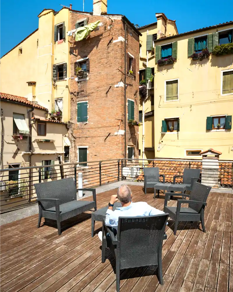 Cortile e terrazza panoramica.